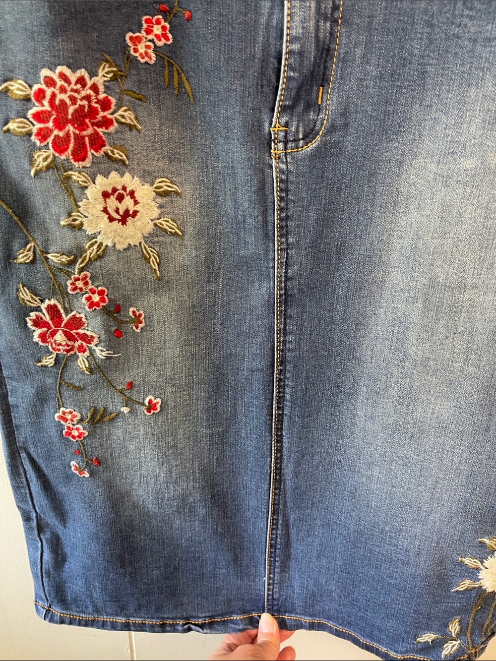 Sandpiper Women's Floral Embroidered Denim Skirt Stretchy Size 10 - Picture 2 of 8